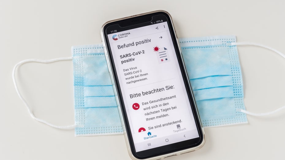 Zertifikate verarbeitet die Corona-Warn-App in Zukunft fehlertolerant. Damit soll die Zuordnung besser klappen. (Foto: Daniela Baumann/Shutterstock.com) Corona-Warn-App 2.19 ordnet Zertifikate besser zu – Features für 2.20 bekannt