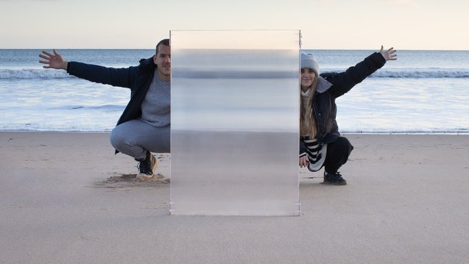 Optischer Trick: Der Tarnschild macht unsichtbar. (Bild: Kickstarter/Invisibility Shield) Unsichtbar dank Tarnschild: Startup will das für unter 60 Euro möglich machen