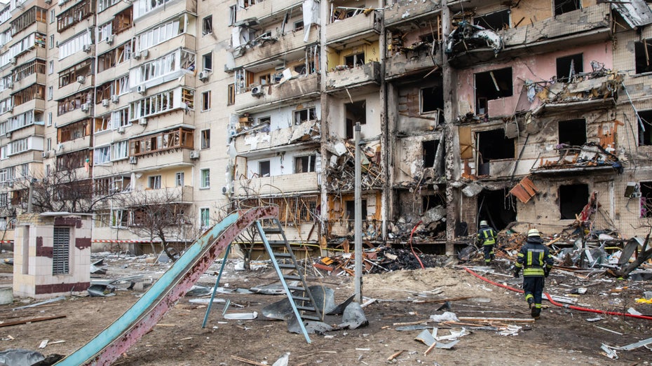 Zerstörtes Wohnhaus in der ukrainischen Hauptstadt Kiew. (Foto: Drop of Light / Shutterstock.com) Google reagiert auf den Ukraine-Krieg mit neuen SERPs. (Screenshot: Google/t3n)
