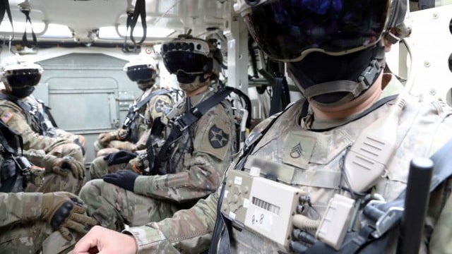 Soldat:innen, die die Militärversion der Hololens ausprobiert haben, sollen enttäuscht sein. (Foto: US-Army) Microsoft: Hololens enttäuscht US-Army – Milliarden-Deal vor dem Aus
