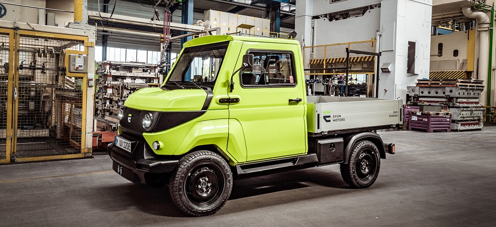 Ein aCar von EVUM Motors im Indoor-Einsatz, verbunden durch das IoT von Vodafone Business