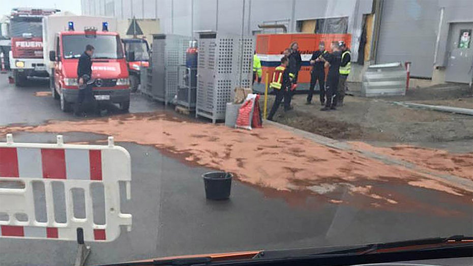 Vor der Tesla-Lackiererei befindet sich eindeutig ausgelaufene Flüssigkeit. (Bild: Ökologisch-Demokratische Partei) Tesla-Fabrik in Grünheide: 15.000 Liter Chemikalien ausgelaufen