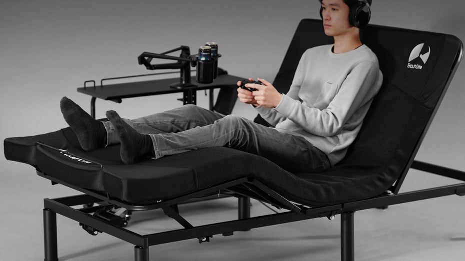 Nie wieder aufstehen: Dieses Gaming-Bett lässt euch im liegen Zocken Nie wieder aufstehen: Dieses Gaming-Bett lässt euch im liegen Zocken