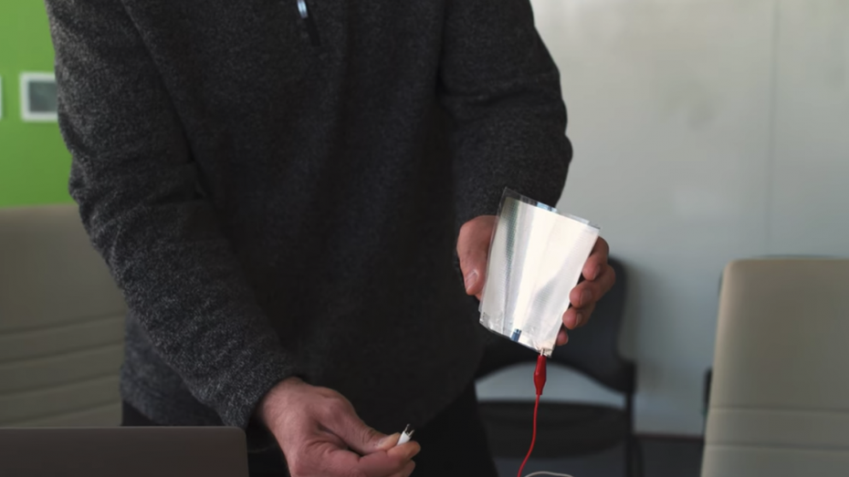 Sieht aus wie eine Schutzfolie für Pokémon-Karten, ist aber ein Lautsprecher. (Screenshot: Youtube) Dieser Lautsprecher ist so dünn wie ein Blatt Papier