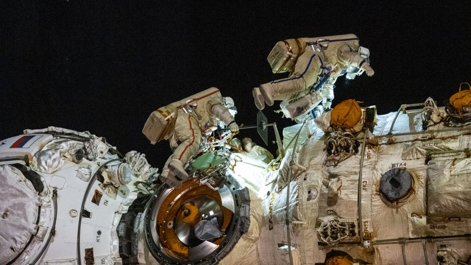 Zwei russische Kosmonauten bei einem Außeneinsatz an der ISS. (Bild: Nasa) Nasa versus Roskosmos: Fliegt erstmals eine Kosmonautin im SpaceX-Raumschiff zur ISS?