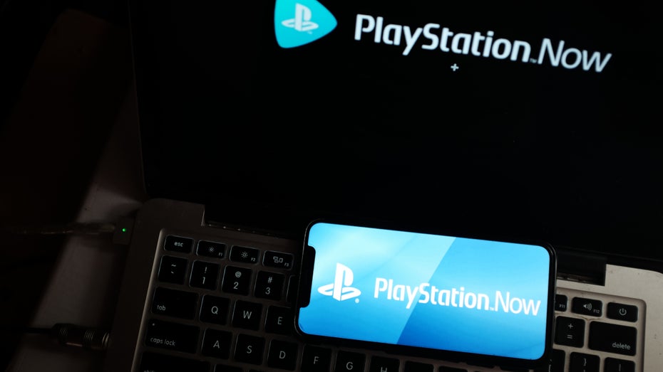 Playstation Now wird im Juni in Playstation Plus integriert. (Foto: DANIEL CONSTANTE / Shutterstock) Bei PS Plus sparen: Gamer decken sich mit Playstation-Now-Jahresabos ein