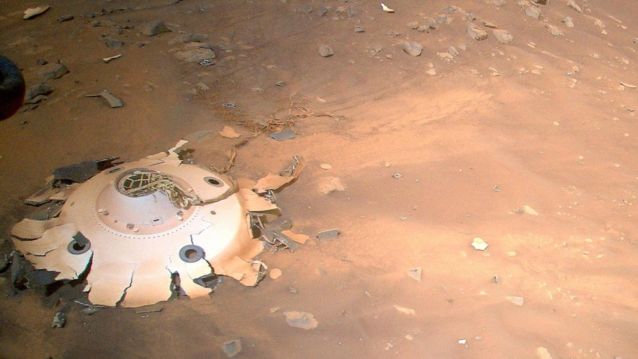 Man sieht an der Absturzstelle das Schutzschild des Mars-Landers. (Foto: Nasa/JPL) Aufklärungsflug: Ingenuity bringt 10 Bilder von Absturzstelle mit