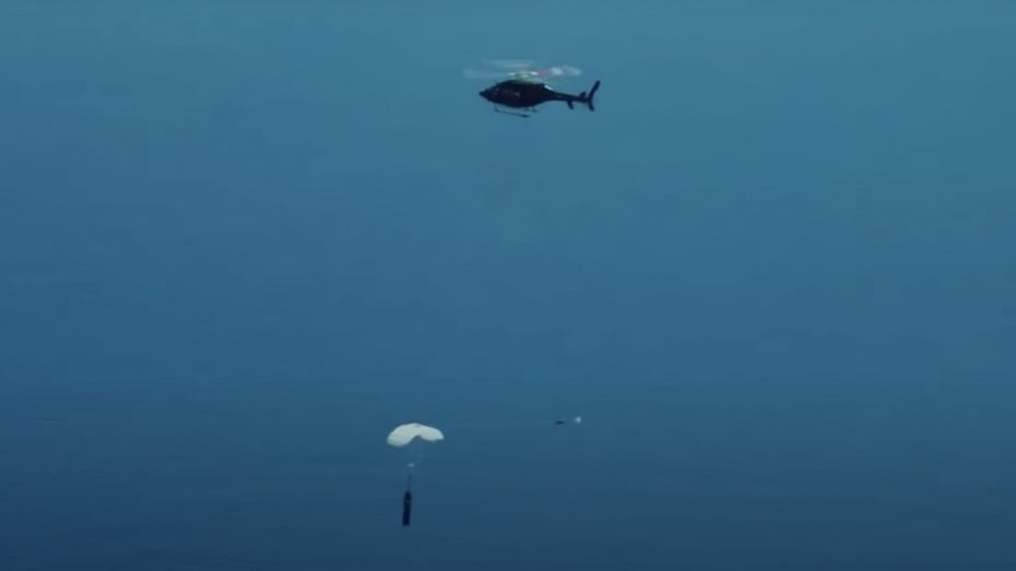 Der erste Rocket-Lab-Test mit einem Hubschrauber eine Rakete abzufangen. (Screenshot: Youtube) Mit einem Hubschrauber: Rocket Lab will abstürzende Rakete abfangen