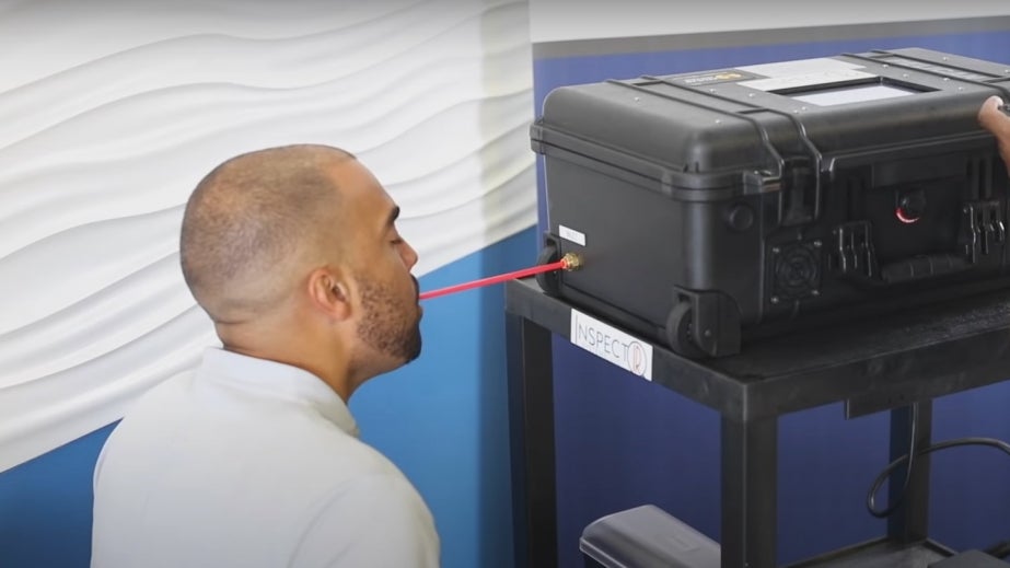 Der Covid-19-Breathalyzer hat etwa die Größe eines Handkoffers. (Bild: Screenshot/InspectIR Systems) Der Covid-19-Breathalyzer hat etwa die Größe eines Handkoffers. (Bild: Screenshot/InspectIR Systems)