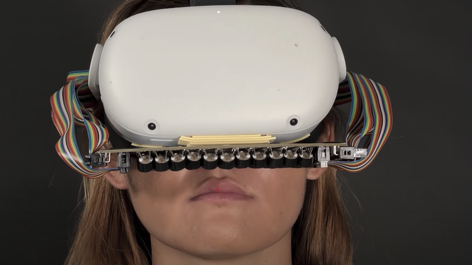 So sieht der Prototyp einer haptischen VR-Brille aus. (Screenshot: Youtube) Für ein besseres Mundgefühl: Dieses VR-Headset spricht das ganze Gesicht an