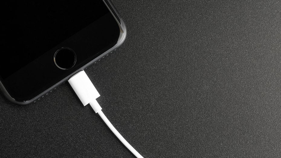Fieses Downgrade: Bastler stattet Android-Smartphone mit Lightning-Port aus Fieses Downgrade: Bastler stattet Android-Smartphone mit Lightning-Port aus