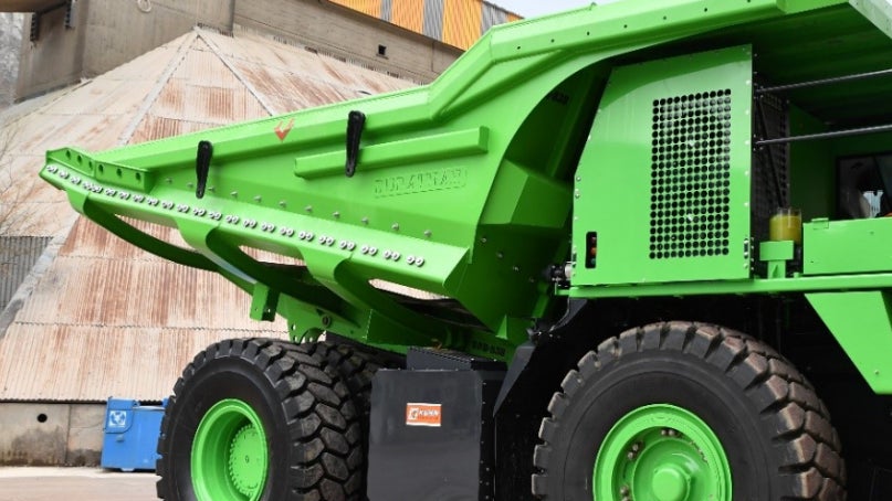 Die vollelektrischen Muldenkipper der Firma E-Mining erzeugen bei gutem Wetter Strom. (Fofo: Kuhn Gruppe) Das größte E-Fahrzeug der Welt produziert bei der Arbeit mehr Strom, als es benötigt