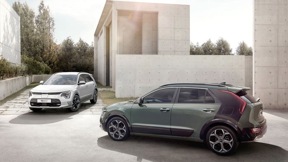 Kia Niro EV (links) kommt im Juli 2022. (Bild: Kia) 40.000-Euro-Stromer in neuem Gewand: Kia Niro EV wird ab Juli ausgeliefert