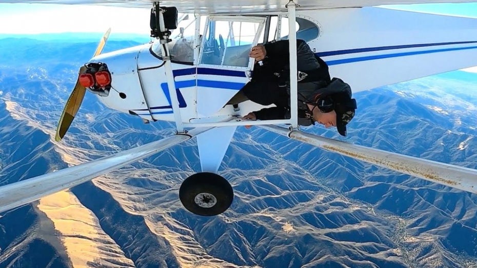 Hat ein Youtuber absichtlich ein Flugzeug zum Absturz gebracht? (Foto: TrevorJacob / Screenshot Youtube) Hat ein Youtuber absichtlich ein Flugzeug zum Absturz gebracht? (Bild: A. Aleksandravicius / Shutterstock)