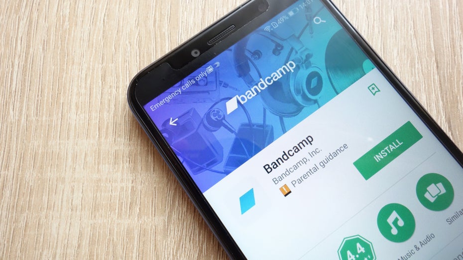 Bandcamp gehört inzwischen zu Epic Games. (Foto: Piotr Swat / Shutterstock) Nach Übernahme: Droht Bandcamp der Rauswurf aus dem Play Store?