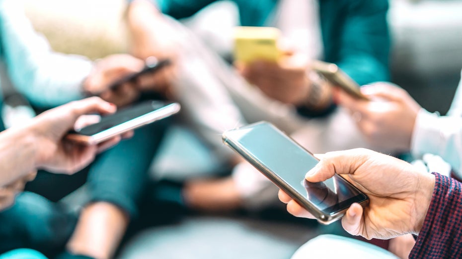 Für den Großteil der EU-Bevölkerung gehört die Nutzung des Internets zum Alltag – zum Beispiel über das Smartphone. (Foto: View Apart / Shutterstock) Statistisches Bundesamt: Jeder Zwanzigste in Deutschland war noch nie im Internet