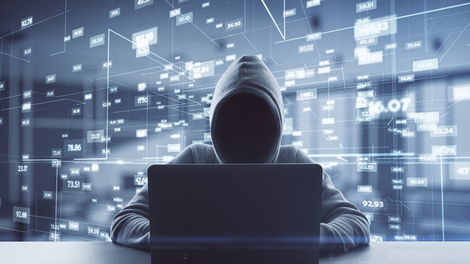 User221 deckte den Fehler im Code auf. (Bild: Shutterstock / Who is Danny) Fehler im Code: Gehyptes NFT-Projekt verliert 34 Millionen Dollar