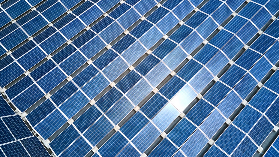 Solarzellen aus Silizium sind stabil und effizient – aber relativ teuer. Jetzt könnte ein günstigeres, hocheffizientes und robustes Material den beliebten blauen Zellen den Rang ablaufen. (Foto: Shutterstock.com/ Bilanol) (Bild: Shutterstock.com/ Bilanol)