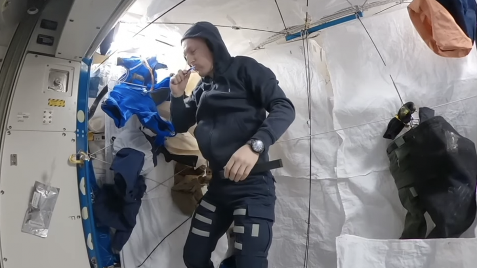 Video von der ISS: So macht sich ein Astronaut bettfertig