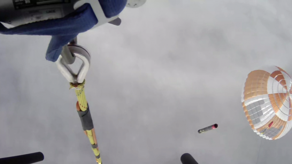 Rocket Lab konnte die erste Raketenstufe erfolgreich mit dem Helikopter abfangen. (Bild: Screenshot/Rocket Lab)