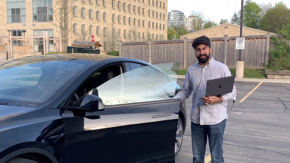 Der Sicherheitsforscher Sultan Qasim Khan demonstriert, wie er nur mit einem Macbook bewaffnet das Auto öffnet. (Screenshot: NCC/ t3n.de) Relay-Hack per Bluetooth: Sicherheitsforscher knackt Tesla Model Y