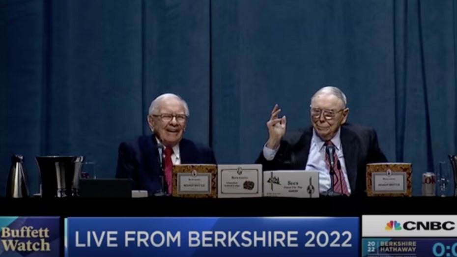 Berkshire Hathaway: Chairman und CEO Warren Buffett (links) und Vice Chairman Charlie Munger (rechts) bei der Eröffnung des „Woodstock für Kapitalisten“. (Screenshot: Youtube/CNBC, t3n) Buffett zu Bitcoin: Würde sie alle nicht für 25 Dollar kaufen