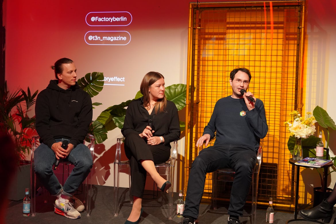 Fabian Friede, Pia Marten und Claudio Weck (v.l.n.r.) diskutierten am 27.4. mit t3n-Redakteurin Insa Schniedermeier in der Factory Berlin über die Zukunft von NFTs in der Industrie. (Bild: Factory Berlin)