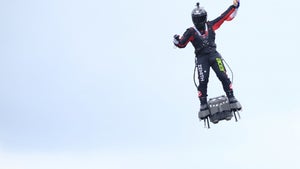 Jetboard-Stunt geht schief: Heftiger Absturz mit glimpflichem Ausgang