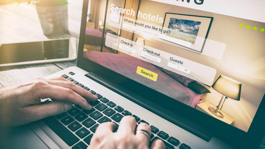 Reisende ziehen bei der Buchung von Hotels häufig die Bewertungen als Entscheidungsgrundlage heran (Bild: REDPIXEL.PL / shutterstock) Hotelsuche im Netz: Lieber nicht nur Bewertungen vertrauen