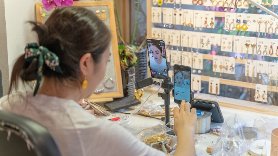 Auch in China sind Livestreams beliebt. (Foto: helloabc / Shutterstock) Damit Teenager kein Geld mehr spenden: China reguliert Livestreams