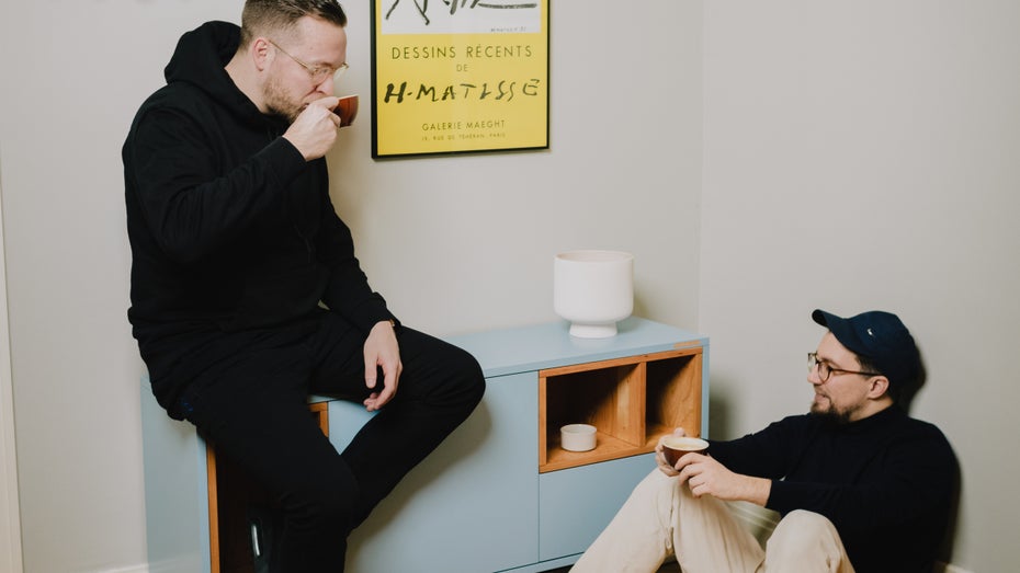 Mit Holzconnection bieten Denys Nagel als CEO und Friedrich Kautz als CDO Möbel nach Maß an. Online können Kund:innen zum Beispiel die Maße von Schränken individuell anpassen. (Abbildung: Holzconnection) Shop-Porträt: Von der Tischlerei zur Digital Factory