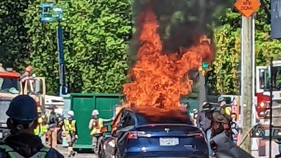 Tesla-Fahrer in Model Y gefangen – während das E-Auto brennt
