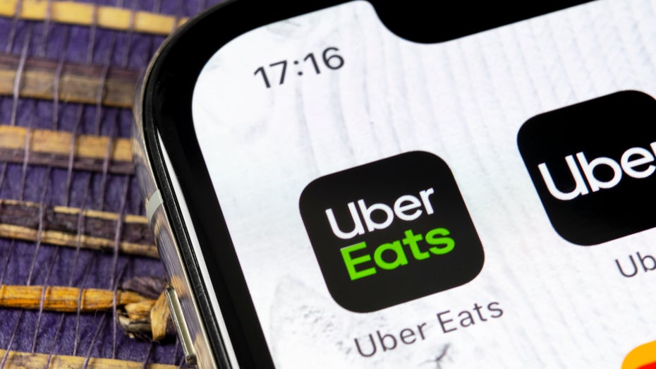 Über die App von Uber Eats lassen sich in LA auch autonome Lieferanten auswählen. (Foto: BigTunaOnline / Shutterstock) In den USA: Uber Eats startet Testlauf mit Lieferrobotern