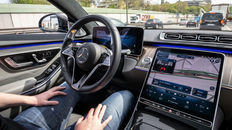 Was Elon Musk wohl dazu sagt? In Kalifornien gab es jetzt grünes Licht für Mercedes beim autonomen Fahren der Stufe 3 (Bild: Mercedes) Vor Tesla: Mercedes darf als erstes selbstfahrende Autos der Stufe 3 in Kalifornien verkaufen