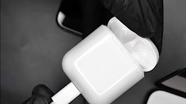 Nach iPhone X hat Ken Pillonel jetzt auch Airpods mit einem USB-C-Anschluss ausgerüstet. (Screenshot: Youtube/Pillonel, t3n) Nach iPhone mit USB-C-Anschluss kommen jetzt erste USB-C-Airpods – leider nicht von Apple