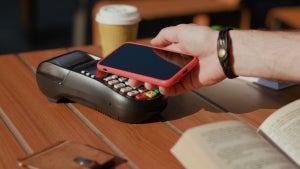 Mit Karte oder Smartphone kontaktlos zahlen – die wichtigsten Fragen und Antworten