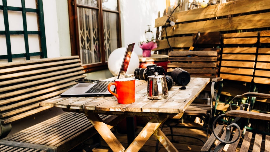 So könnte auch dein Arbeitsplatz aussehen – vielleicht auch mit Polstern auf der Bank. (Foto: Max Pelikan / Shutterstock) Outdoor-Homeoffice: 10 Tipps, um draußen produktiv zu arbeiten