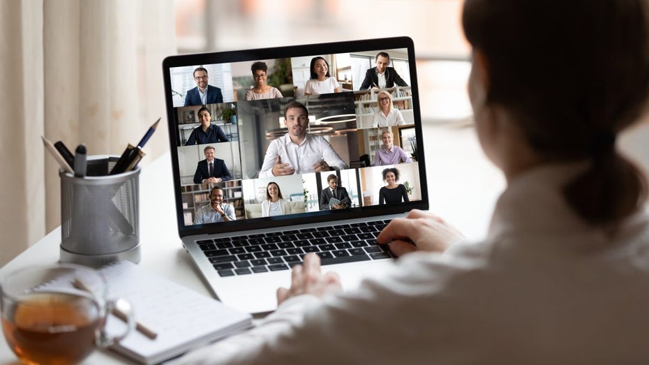 Im heutigen t3n Pro-Briefing von Insa Schniedermeier geht es um die Frage, wie Brainstormings über Videocall funktionieren können. (Bild: Shutterstock / fizkes) Nature-Studie zeigt: Videocalls hemmen unsere Kreativität – wenn man sie falsch macht