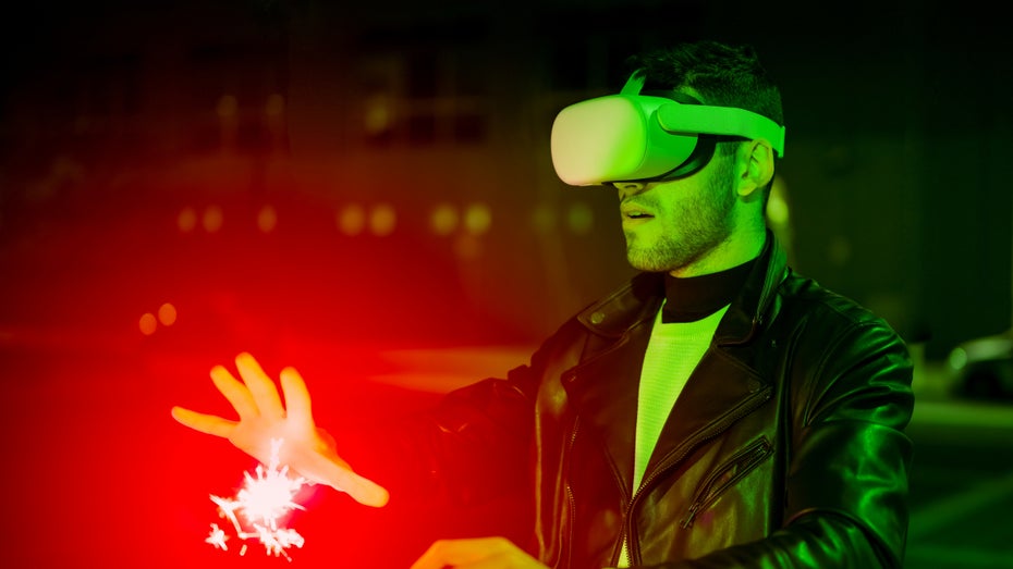 Das Metaverse: eine virtuelle Realität. (Shutterstock/ MandriaPix) Mann mit VR Brille