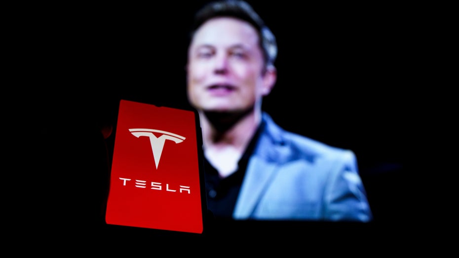 Tesla-Aktie: Elon Musk kann sich über steigende Kurse freuen. (Foto: Rokas Tenys/Shutterstock) Nach Anstieg der Tesla-Aktie: Elon Musk fast wieder reichster Mensch der Welt