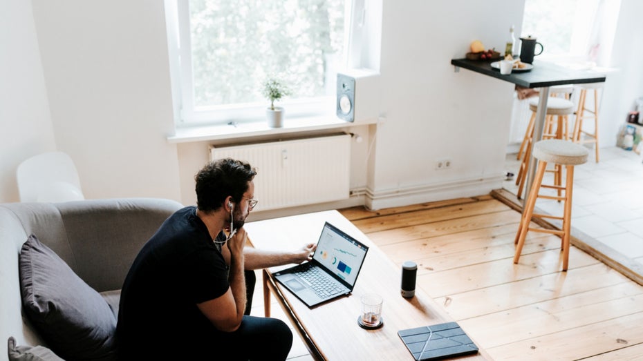 Sprachassistenten im Homeoffice (Bild: R+V / iStock Images). Homeoffice: Deshalb solltet ihr vorsichtig mit Alexa, Siri und Co sein