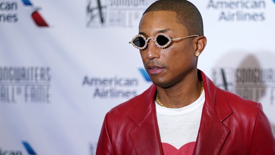 Cybertruck: Für das Parken in Innenstädten eher nicht geeignet. (Bild: picture alliance / Charles) Pharrell Williams hat einen Tesla Cybertruck – aber er kann ihn nicht einparken