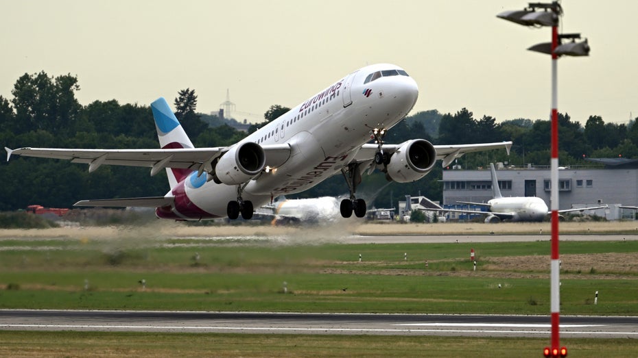 Ab 9 Uhr konnte die Flieger in Düsseldorf wieder regulär starten. (Foto: picture alliance/dpa | Federico Gambarini) IT-Panne: Softwareproblem stört Flugverkehr in Deutschland