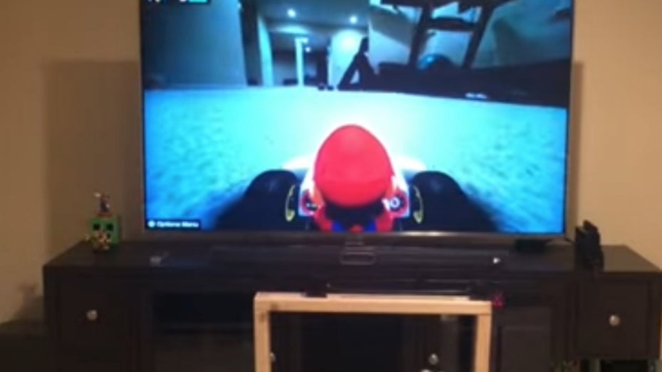 Mit dem Power Glove lies sich „Mario Kart Live Home“ auf der Switch steuern. (Screenshot: Will It Work/t3n.de) So spielt sich die Nintendo Switch mit dem Power Glove