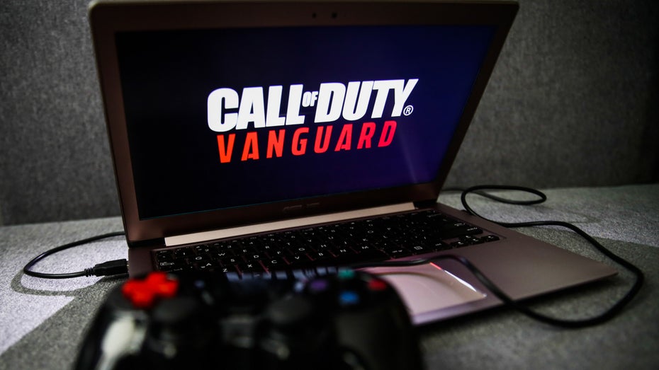 Bei „Call of Duty“ versuchen Spieler immer wieder, auf illegale Weise Ruhm und Ehre zu erlangen. (Foto: dpa) Wer bei „Call of Duty“ schummelt, muss künftig ohne Waffe auskommen