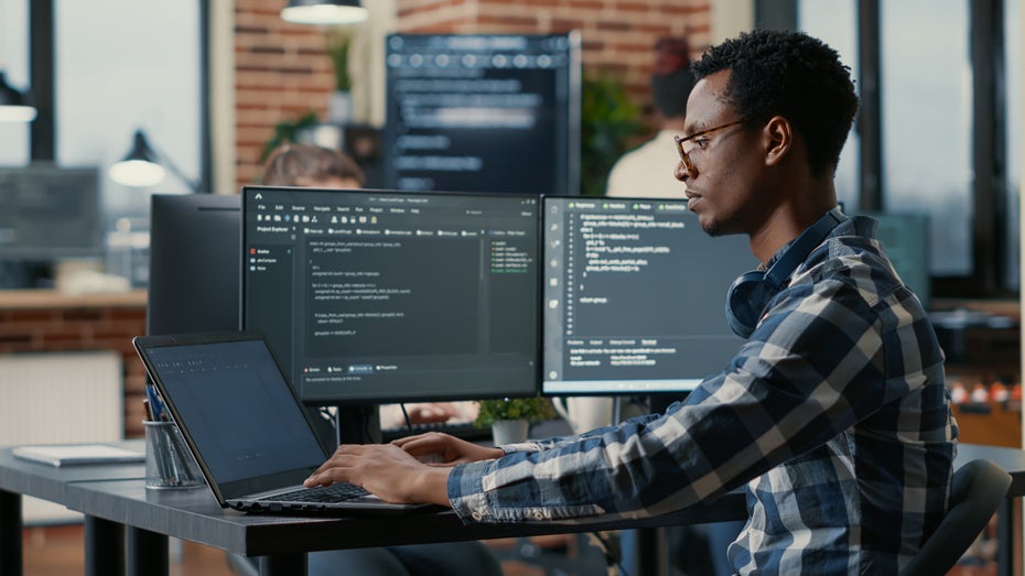 Die Dapp-spezifische Speichermethodik wird durch ein Blockchain-basiertes, dezentrales Netzwerk realisiert. (Foto: DC Studio/Shutterstock) Dezentrale Apps: Was sind Dapps und wie programmiere ich sie?