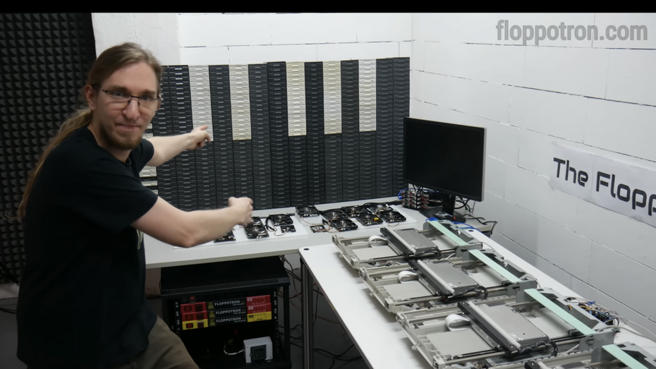 Pawel Zadrozniak und sein Meisterwerk. (Screenshot: Youtube) Floppotron 3.0: Bastler baut Festplatten-Orchester