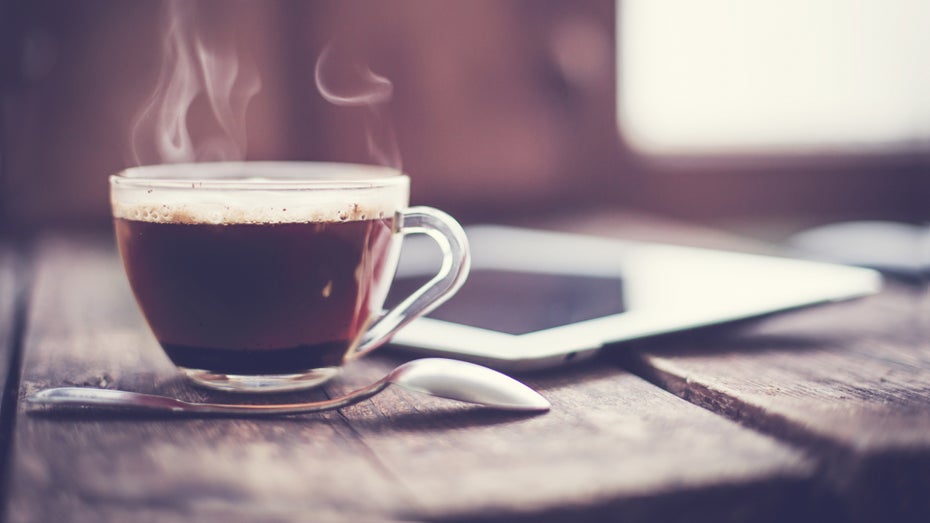 Ohne Kaffee kann für viele der Tag nicht gut starten. (Foto: iravgustin / Shutterstock) Büromenschen gefällt das: Kaffeetrinker haben ein geringeres Sterberisiko