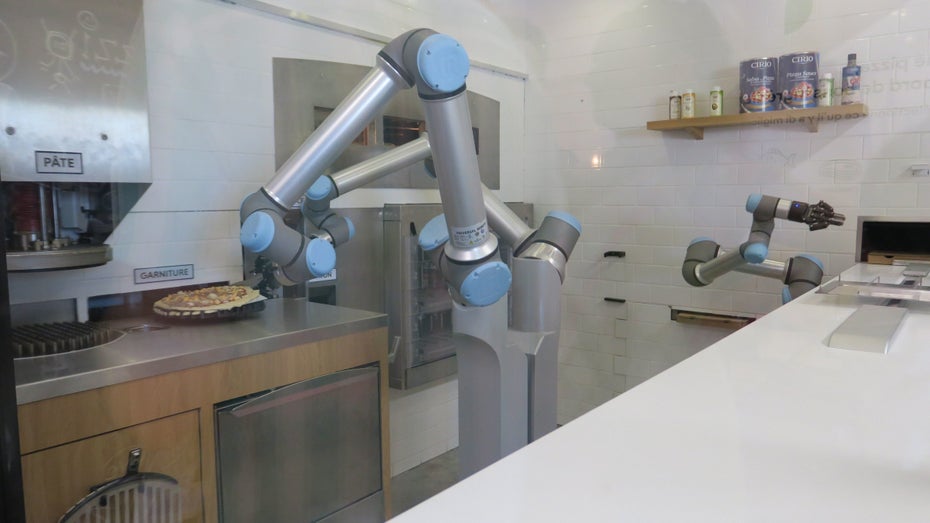 Der Pizza-Roboter im Einsatz. (Foto: dpa) In dieser Pizzeria in Paris arbeiten nur Roboter