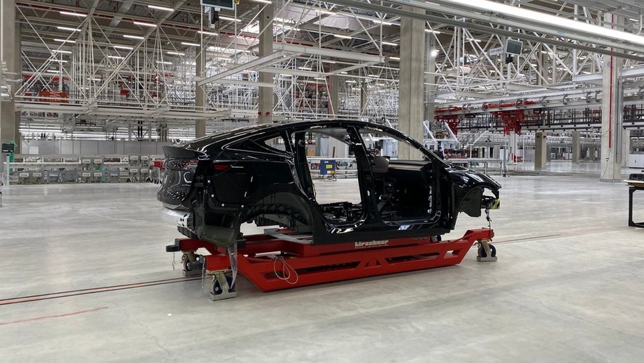 Leere Fabrikhallen bei Tesla in Deutschland? (Foto: Shutterstock) Office-Zwang bei Tesla: IG Metall unterstützt Widerstand in Deutschland